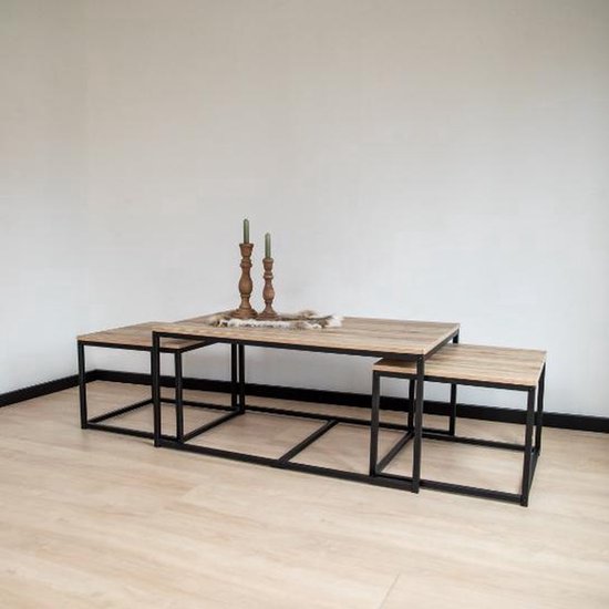 Ensemble de 3 tables basses avec plateaux en bois et cadres en métal noir, deux petites en dessous.