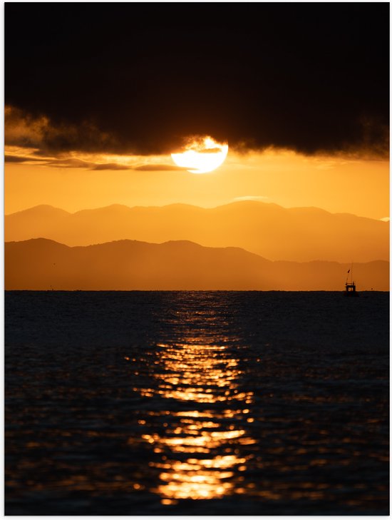 Poster Glanzend – Zonsopkomst van achter Bergen bij Meer - 30x40 cm Foto op Posterpapier met Glanzende Afwerking