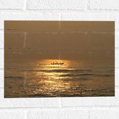 Muursticker - Oceaan - Zee - Bootje - Mensen - Zonlicht - 40x30 cm Foto op Muursticker