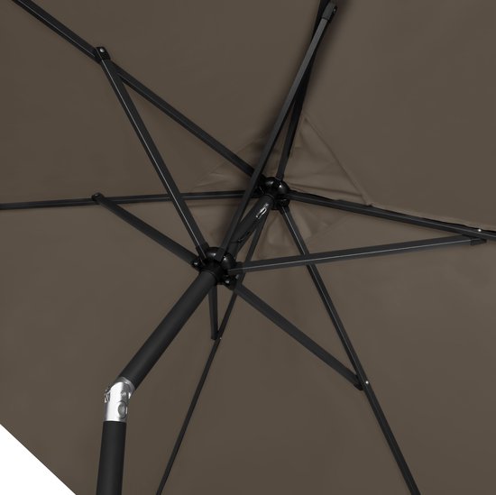 Detail van het mechanisme van de taupe parasol met zwart frame.