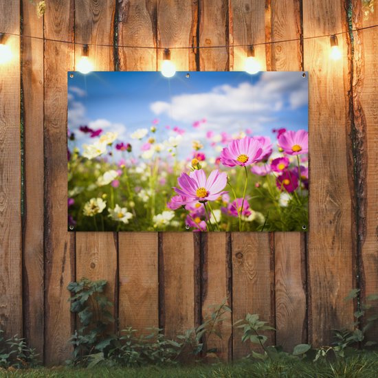 Tuinposter 120x80 cm - Tuindecoratie Bloemen - Wei - Paars - Gras - Wit - Wolken - Blauw - Poster voor in de tuin - Buiten decoratie - Schutting tuinschilderij - Tuindoek muurdecoratie - Wanddecoratie balkondoek