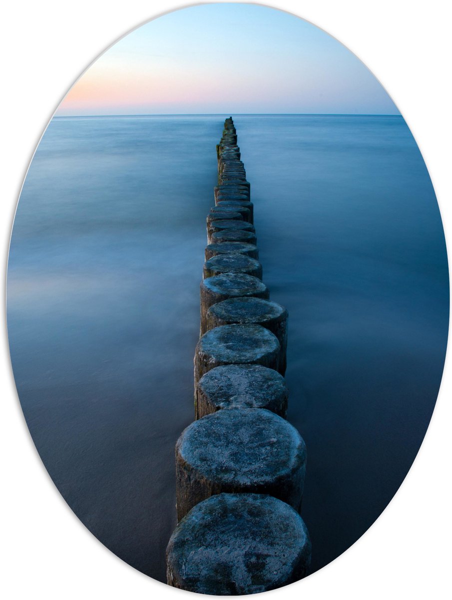 PVC Schuimplaat Ovaal - Strand - Zand - Zee - Palen - Hout - 60x80 cm Foto op Ovaal (Met O