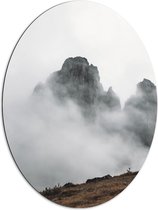 Dibond Ovaal - Bergen - Rotsen - Steen - Wolken - Mist - 72x96 cm Foto op Ovaal (Met Ophangsysteem)