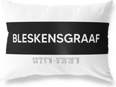 Tuinkussen BLESKENSGRAAF - ZUID-HOLLAND met coördinaten - Buitenkussen - Bootkussen - Weerbestendig - Jouw Plaats - Studio216 - Modern - Zwart-Wit - 50x30cm