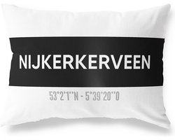 Tuinkussen NIJKERKERVEEN - GELDERLAND met coördinaten - Buitenkussen - Bootkussen - Weerbestendig - Jouw Plaats - Studio216 - Modern - Zwart-Wit - 50x30cm