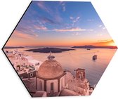Dibond Hexagon - Uitzicht op Griekse Kustplaats Santorini - 30x26.1 cm Foto op Hexagon (Met Ophangsysteem)