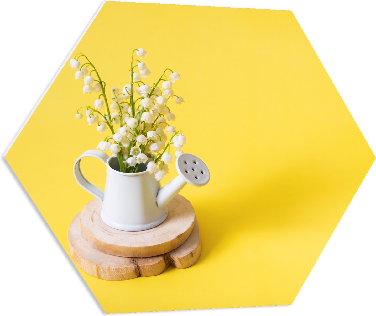 PVC Schuimplaat Hexagon - Boeket in Gieter met Gele Achtergrond - 70x60.9 cm Foto op Hexag