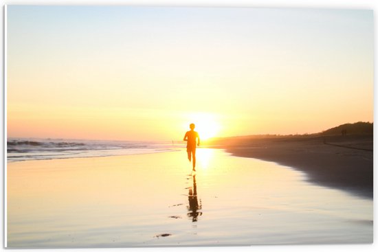 PVC Schuimplaat - Strand - Zee - Water - Zand - Persoon - Rennen - Zonsondergang - 60x40 cm Foto op PVC Schuimplaat (Met Ophangsysteem)