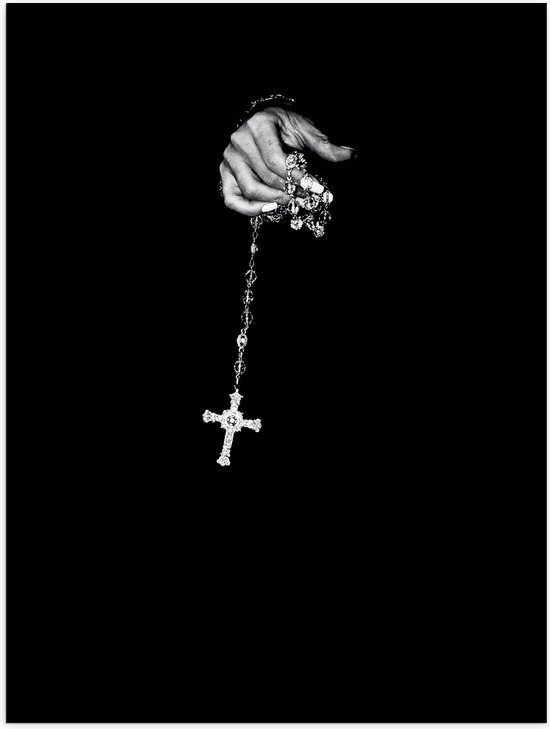 Poster (Mat) - Kruis aan Zilveren Ketting in Hand tegen Zwarte Achtergrond - 30x40 cm Foto op Posterpapier met een Matte look