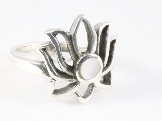 Opengewerkte zilveren lotus bloem ring met parelmoer - maat 17