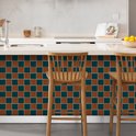 Carreaux marron et verts en damier, sur un îlot de cuisine.