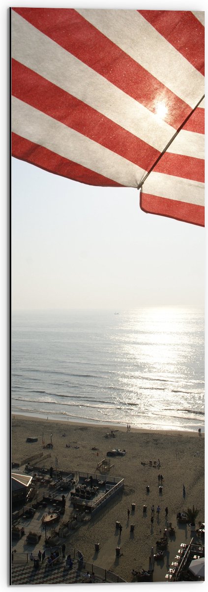 Dibond - Strand - Zee - Zand - Parasol - Mensen - Strandtent - Zon - 30x90 cm Foto op Alum