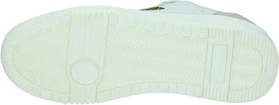 Onderkant van een witte PME Legend sneaker met gestreept profiel.