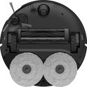 Onderkant van de zwarte robotstofzuiger met roterende dweilkoppen, hoofdborstel en zijborstel.