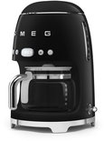Zwarte SMEG filterkoffiemachine met glazen kan en digitale klok.