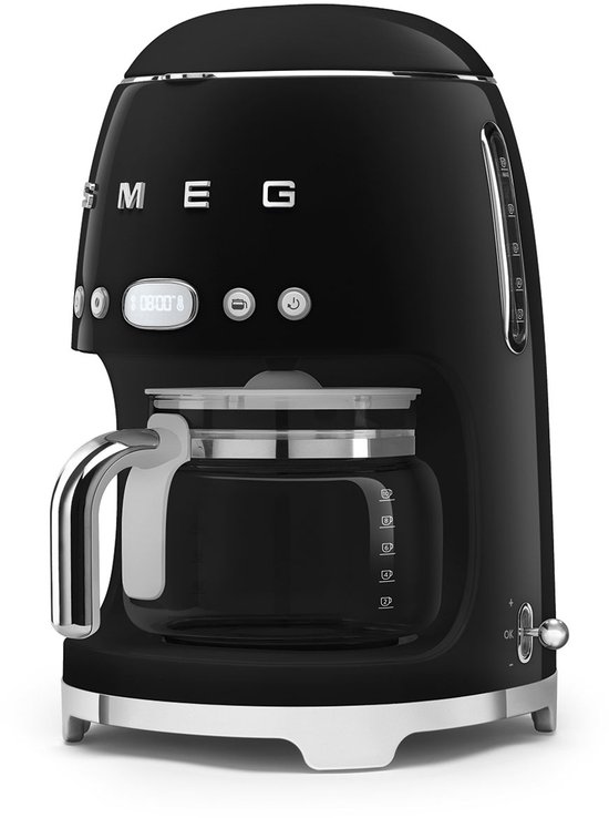 Zwarte SMEG filterkoffiemachine met glazen kan en digitale klok.
