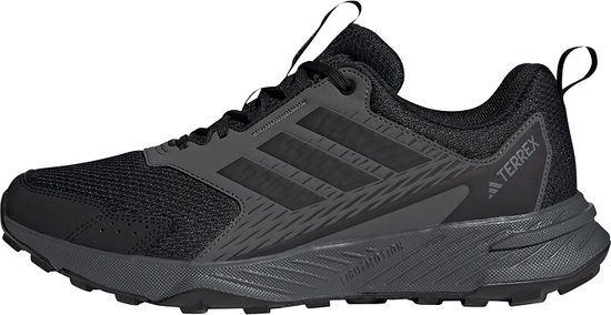 Chaussure de trail running noire pour homme avec bandes Adidas grises et logo Terrex.