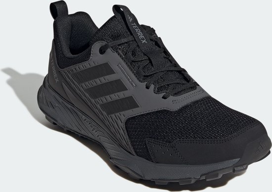 Zwarte Adidas Terrex trailrunningschoen met donkergrijze accenten en de zool.