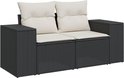 Grijze poly rattan 2-zits bank met beige kussens.