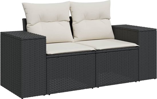Grijze poly rattan 2-zits bank met beige kussens.