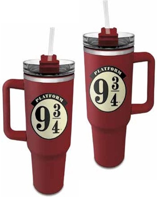 Twee rode reismokken met 'Platform 9 3/4' logo en rietje.