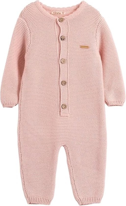 Roze gebreid baby boxpak met knopen en een label met 'minora'.