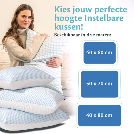 Vrouw met blauw en wit geblokt kussen, verkrijgbaar in 3 maten: 40x60, 50x70, 40x80cm.