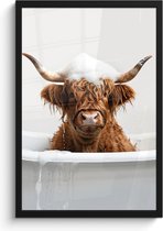 Poster in lijst - Fotolijst 40x60 cm - Posters - Schotse Hooglander - Bad - Koe - Dieren - Schuim - Posterlijst zwart - Wanddecoratie badkamer - Muurdecoratie WC - Decoratieve accessoires - Toilet muur decoratie