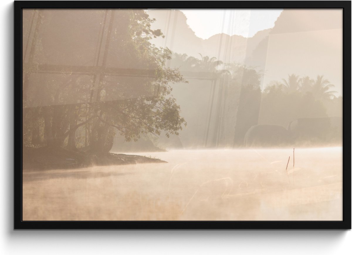 FrameYourWall Poster in lijst - Fotolijst 90x60 cm - Posters - Landschap - Bos - Water - Mist - Beige - Posterlijst zwart - Wanddecoratie badkamer - Muurdecoratie WC - Decoratieve accessoires - Toilet muur decoratie Beige - Landschap