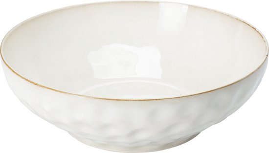 Crèmekleurige saladeschaal met een golvende textuur en gouden accenten.
