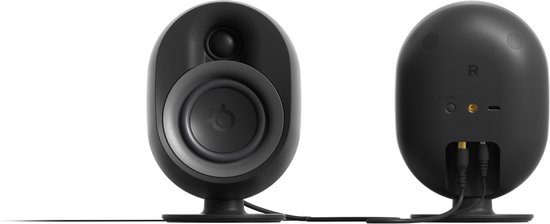 Zwarte satellite speakers, één van voren met speakerdetail, één van achter met aansluitingen.