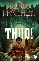 Boekomslag: Terry Pratchett's 'THUD!' met een vrouw in harnas op de voorgrond, tegen een donkere, rotsachtige achtergrond met een houten deur.