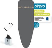 Een donkergrijze strijkplankhoes "AIRPRO". "ANTI DRIP" en "TIJDBESPAREND" tekst. Twee witte draadspanners en een zwart-wit kabelclip.
