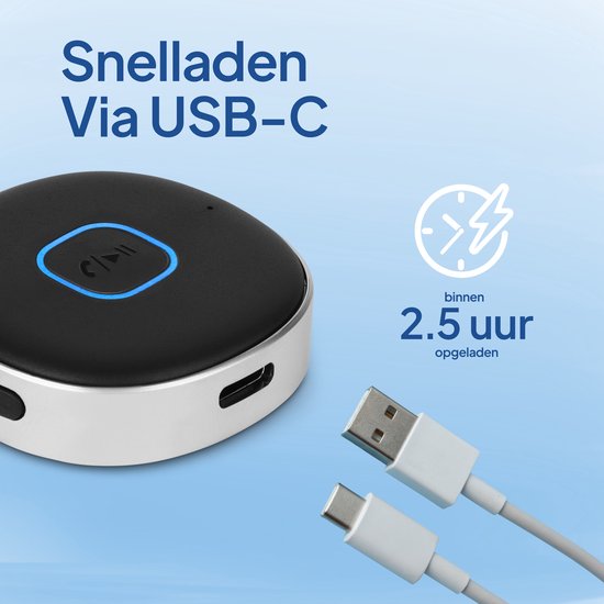 Zwarte, ronde Bluetooth-ontvanger met blauwe LED-ring. USB-C-poort en twee USB-kabels: een USB-A naar USB-C en een USB-C naar USB-C.