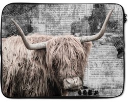 Laptophoes 17 inch - Schotse hooglander - Krant - Retro - Laptop sleeve - Binnenmaat 41x28 cm - Zwarte achterkant