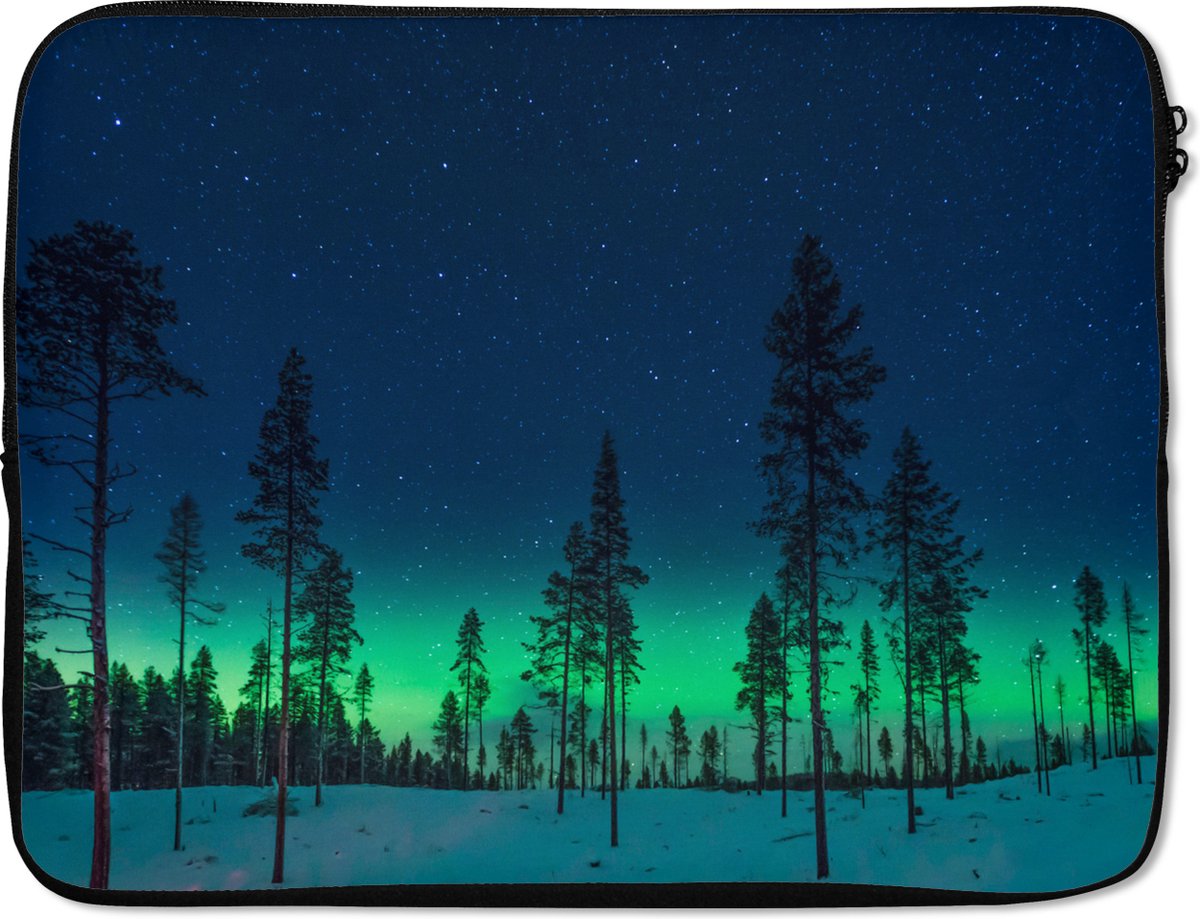 Laptophoes 15.6 inch - Noorderlicht - Sneeuw - Bomen - Natuur - Groen - Laptop sleeve - Binnenmaat 37x26 cm - Zwarte achterkant
