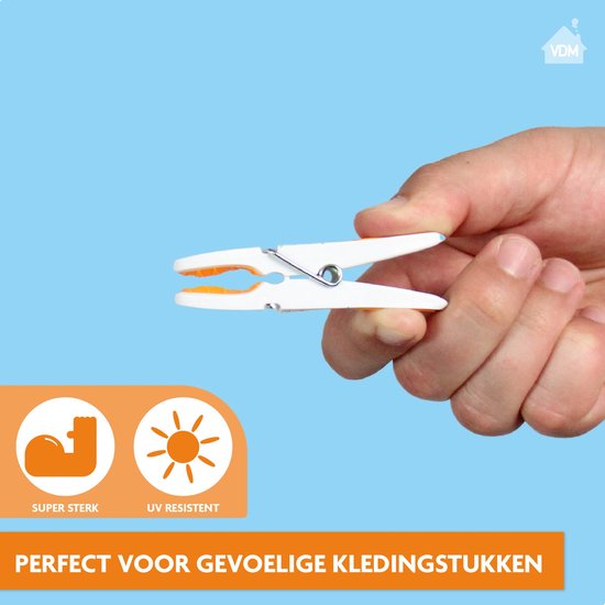 Een witte wasknijper met oranje grip wordt vastgehouden in een hand. Iconen tonen 'Super sterk' en 'UV resistent'.