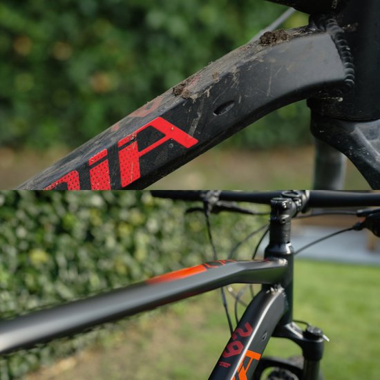 Collage van een modderige zwarte fiets met rode letters en een schone fiets.