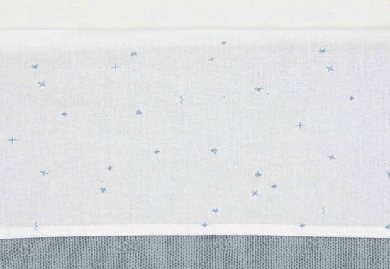 Witte wiegdeken met een delicaat patroon van kleine blauwe sterren, kruisjes en zigzagjes.