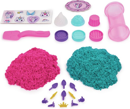 Roze en turquoise glitterzand met vormpjes, stickers, lepels, een schepje en een rol om zand te maken.