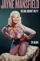 Jayne Mansfield met blond haar en opzichtige oorbellen, in een roze trui met pailletten en paarse broek, knielend op een bankje.