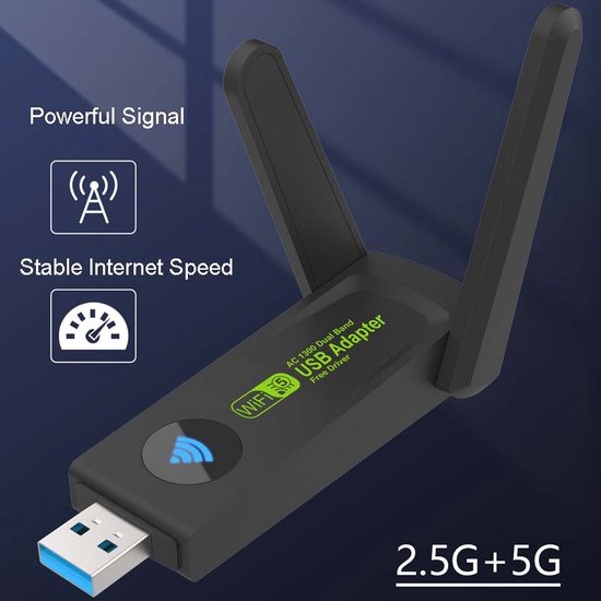 Zwarte USB WiFi-adapter met dubbele antennes. Tekst: AC 1300 Dual Band USB Adapter, 2.5G+5G.