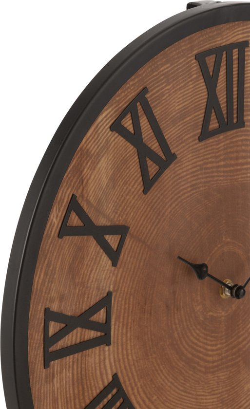 Close-up van een ronde wandklok met een houten wijzerplaat met jaarringen en zwarte Romeinse cijfers.