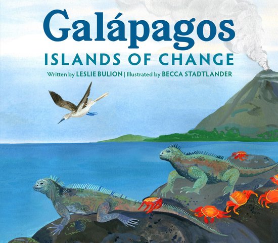 Boekcover met de titel 'Galápagos Islands of Change'. Twee marine leguanen zitten op rotsen, met feloranje krabbetjes en een vogel vliegend boven de oceaan. Op de achtergrond een vulkaan met rook.