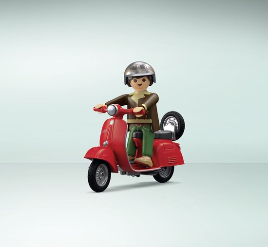 PLAYMOBIL figuur met helm rijdt op een rode Vespa scooter.