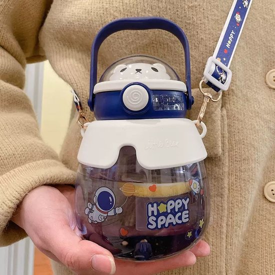 Een 850ml/28oz modieuze draagbare drinkbeker met rietje, schattige cartoon teddybeer plastic drinkbeker met een grote buik - voor scholen - kinderuitstapjes - voor kamperen en reizen - blauwe kleur van Sagamor — afbeelding 4