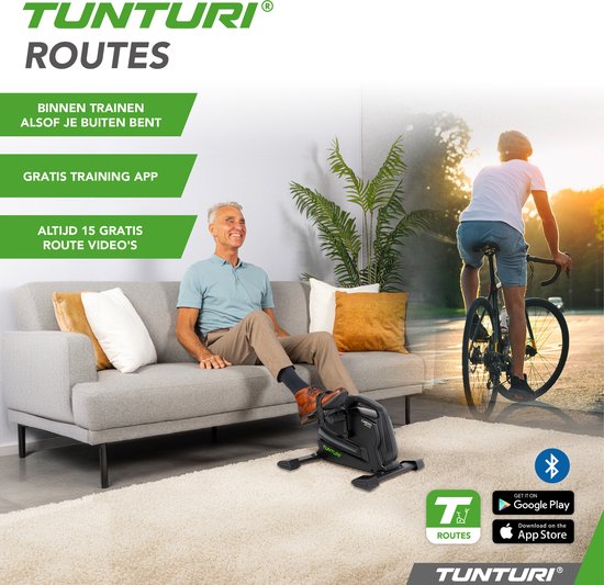 Man zit op grijze bank en gebruikt zwarte hometrainer. Rechts, een man fietst buiten. Bluetooth-icoon en app-downloadpictogrammen zichtbaar.