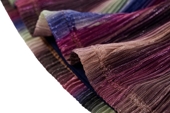 Gros plan détaillé du tissu plissé et scintillant aux couleurs de l'arc-en-ciel.