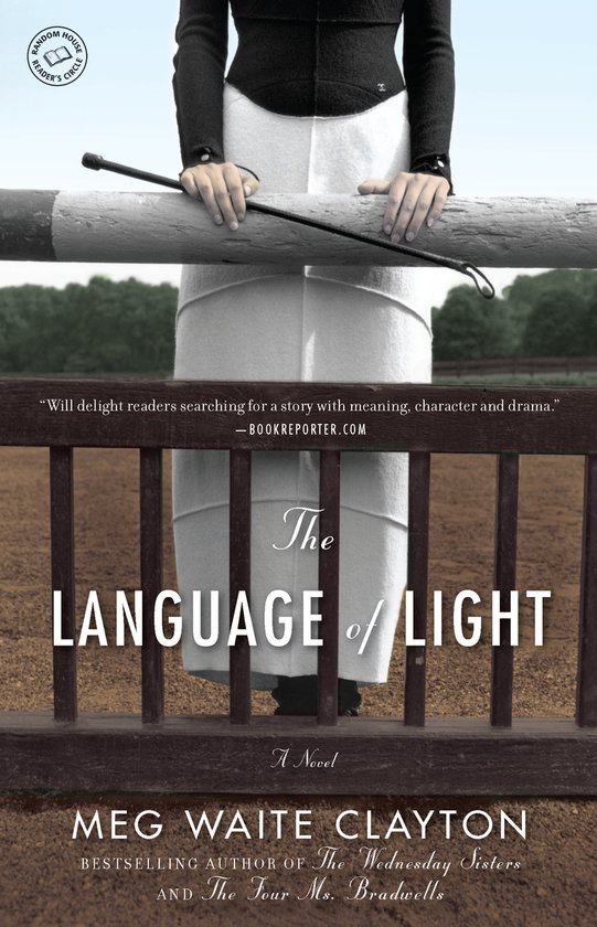 Boekomslag van 'The Language of Light' met een vrouw in rijbroek, die een zweep vasthoudt.