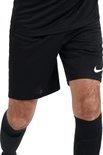 Short de sport noir avec logo Nike, porté par un homme.